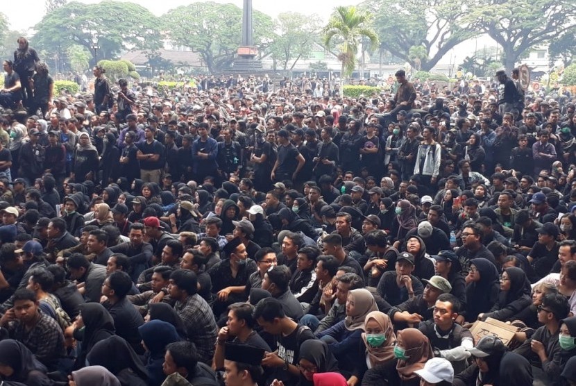 Ribuan mahasiswa Malang melakukan aksi atas kebijakan dan sejumlah aturan yang tengah digodok pemerintah dan anggota legislatif RI di Halaman Gedung DPRD dan Balai Kota Malang, Senin (23/9). 