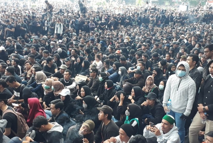 Ribuan mahasiswa Malang melakukan aksi atas kebijakan dan sejumlah aturan yang tengah digodok pemerintah dan anggota legislatif RI di Halaman Gedung DPRD dan Balai Kota Malang, Senin (23/9). 