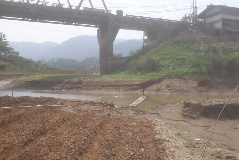 Genangan air di waduk Saguling, tepatnya di Jembatan Ciminyak, Cililin, Kabupaten Bandung Barat mengalami penyurutan akibat musim kemarau. Para pembudidaya ikan terpaksa beralih profesi menjadi petani, Senin (23/9).