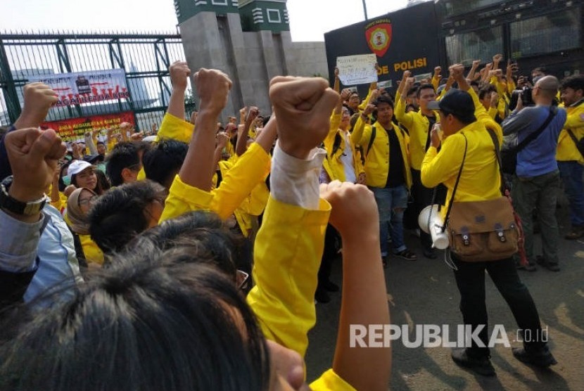 Aksi mahasiswa menolak RUU KPK dan RKUHP di depan Gedung Parlemen RI di Jakarta, Senin (23/9). 