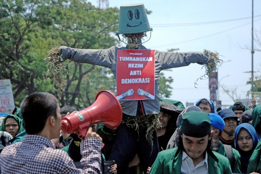 Sejumlah mahasiswa Universitas Muslim Indonesia (UMI) Makassar melakukan aksi unjuk rasa (ilustrasi)