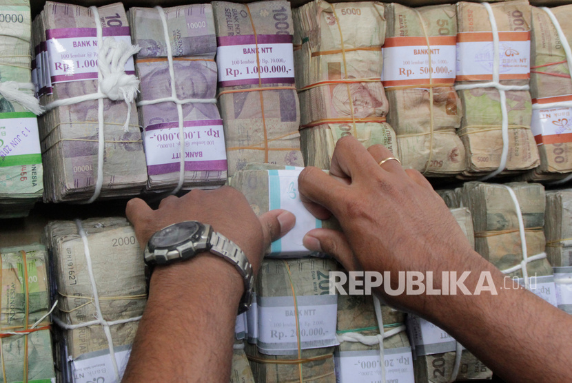 Karyawan Bank Indonesia merapikan uang rupiah berbagai pecahan. Perum Peruri menyebut penggunaan uang kartal masih cukup tinggi.