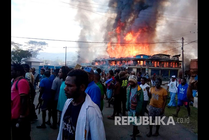  Massa berkumpul dekat toko-toko yang terbakar di Wamena, Provinsi Papua,, Senin (23/9). 