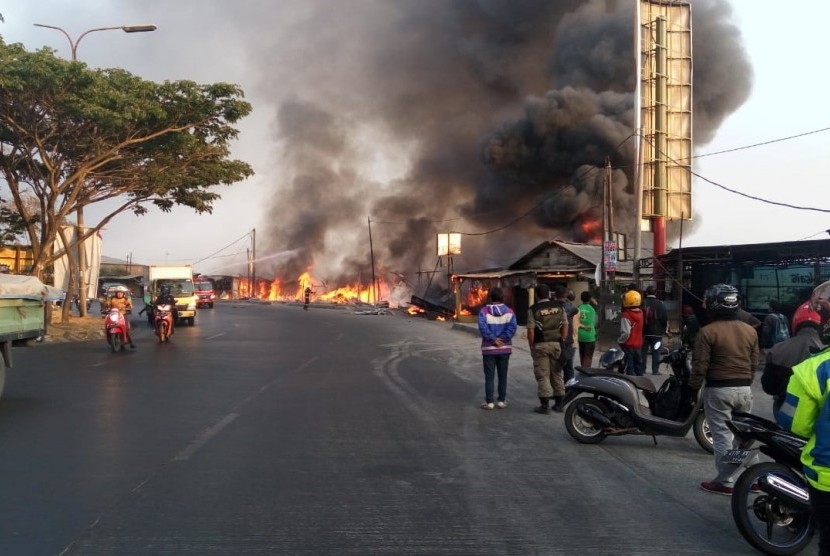 Sedikitnya 36 kios hangus dan belasan kios lainnya terdampak kebakaran yang terjadi di Pasar Cibodas, Kecamatan Cikajang, Kabupaten Garut, pada Selasa (28/1) (Foto: ilustrasi kios terbakar)