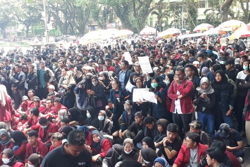 Ribuan mahasiswa Malang kembali melakukan aksi demonstrasi di Halaman Gedung DPRD dan Balai Kota Malang, Selasa (24/9). 