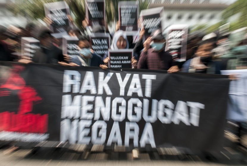 Massa yang tergabung dalam Aliansi Rakyat Menggugat berunjuk rasa di depan Gedung DPRD Jawa Barat, Selasa (24/9/2019). 