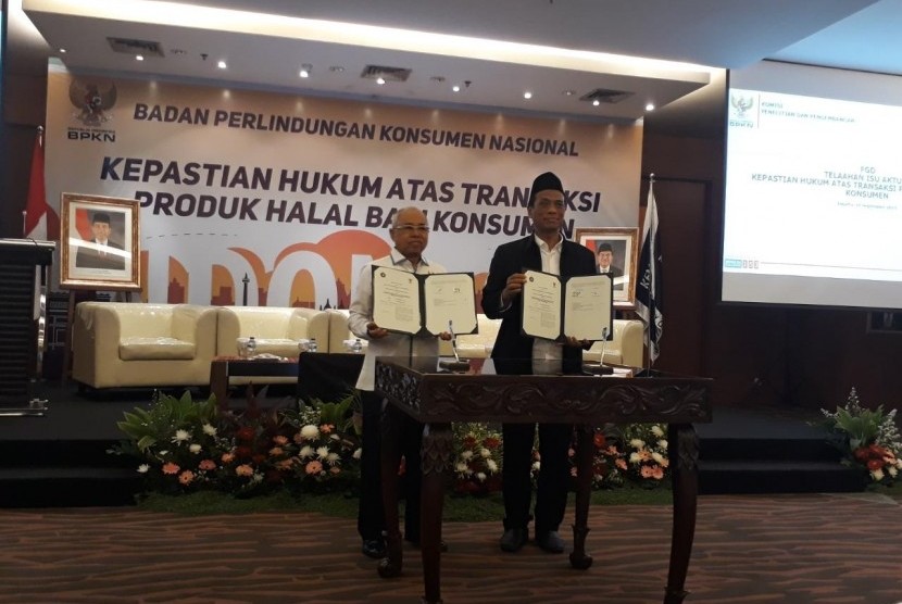 Badan Penyelenggara Jaminan Produk Halal (BPJPH) dan Badan Perlindungan Konsumen Nasional (BPKN) melakukan kerja sama untuk sosialisasi jaminan produk halal pada konsumen di Gedung Kementerian Perdagangan, Jakarta, Selasa (24/9). 