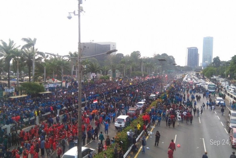 Operasional bus Transjakarta sempat dialihkan saat demonstrasi mahasiswa berlangsung di depan Gedung DPR/MPR, Selasa.