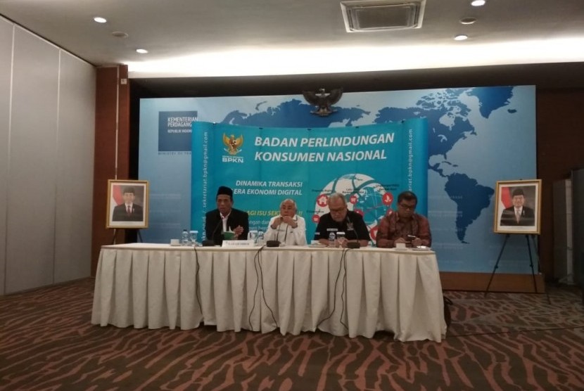 Konferensi pers BPJPH, LPPOM MUI, dan BPKN di Gedung Kementerian Perdagangan terkait kepastian pelaksanaan jaminan produk halal, Selasa (24/9). 