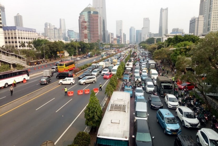 Situasi terkini di Jalan Gatot Subroto, tepatnya di depan gedung Polda Metro Jaya, Jakarta, Selasa (24/9). Sejumlah massa mahasiswa masih bergerak menuju gedung DPR/MPR RI. Mereka sempat tertahan karena jalanan yang padat.