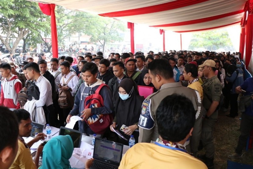 Pemerintah Kabupaten Tangerang menggelar acara job  fair di lapangan samping Monumen Tigaraksa (ilustrasi).