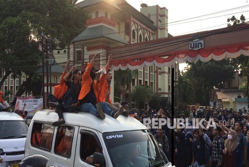 Ribuan mahasiswa di Kota Tangerang Selatan (Tangsel)  bergerak menuju Jakarta setelah beredarnya seruan Aksi Nasional, Selasa,  (24/9).