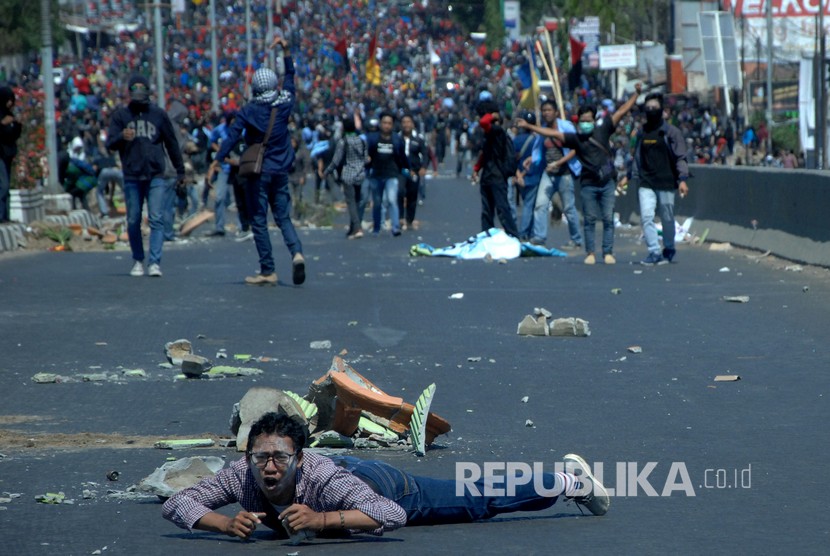 Mahasiswa terlibat bentrok dengan aparat kepolisian di Jembatan Layang, Makassar, Sulawesi Selatan, Selasa (24/9/2019).