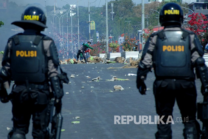 [Ilustrasi] Polisi berjaga ketika unjuk rasa di Makassar, Sulawesi Selatan, Selasa (24/9/2019).