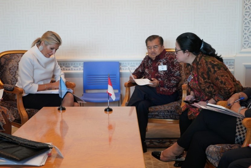Wakil Presiden Jusuf Kalla saat bilateral dengan utusan khusus Perserikatan Bangsa-Bangsa (PBB) untuk Inklusi Keuangan Ratu Maxima dari Belanda di Qatar Lounge, Markas Besar PBB New York, Selasa (24/9).