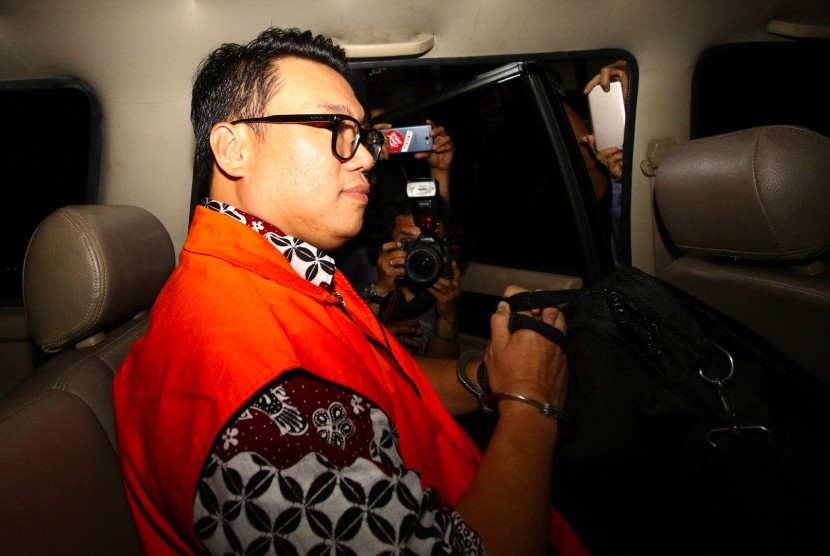 Direktur Utama Perum Perikanan Indonesia (Perindo) Risyanto Suanda menaiki mobil tahanan usai menjalani pemeriksaan di Gedung KPK, Jakarta, Rabu (25/9/2019). 