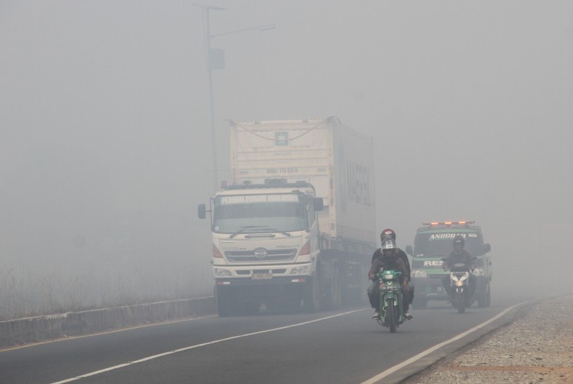 Kabut asap yang terjadi akibat kebakaran hutan dan lahan (karhutla) yang terjadi baru-baru ini di berbagai daerah di Indonesia merupakan salah satu bentuk dampak kerusakan lingkungan yang melanggar HAM.