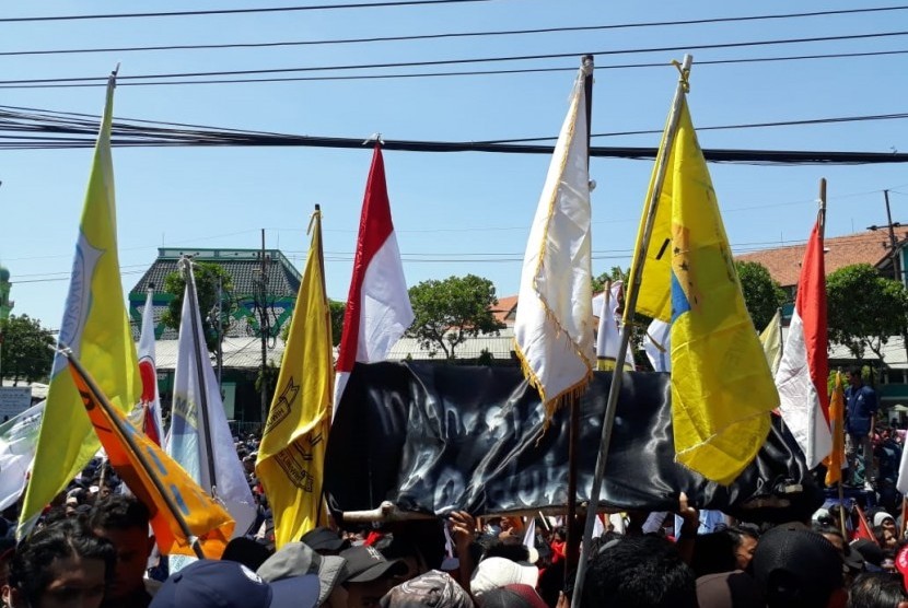 Ribuan mahasiswa Surabaya menggelar aksi di depan gedung DPRD Jawa Timur, Jalan Indrapura, Surabaya, Rabu (25/9). menolak revisi UU KPK, RKUHP, RUU Pertanahan, dan beberapa RUU bermasalah.