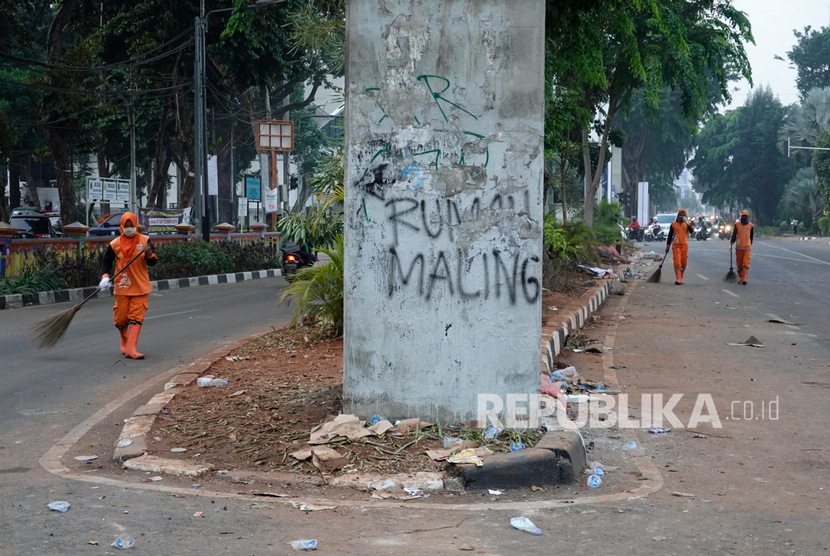 Petugas PPSU membersihkan sampah (ilustrasi). Dinas Lingkungan Hidup DKI Jakarta menyebutkan sekitar 2,1 ton sampah dibersihkan dari lokasi unjuk rasa memprotes Undang-Undang Cipta Kerja pada Selasa.