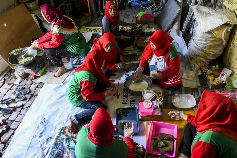 Warga kelompok UMKM membuat keripik bayam di Rumah kelompok kegiatan Joss Gandos, di Bantaran Sungai Jambangan, Kota Surabaya, Jawa Timur, Rabu (25/9/2019).