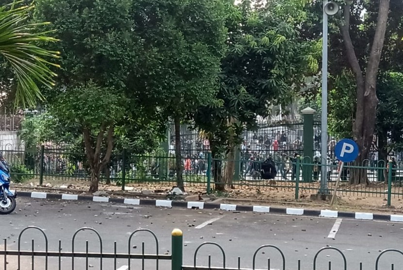 Siswa STM melempari batu ke halaman Gedung DPR RI, Senayan, Jakarta, Rabu (25/9).
