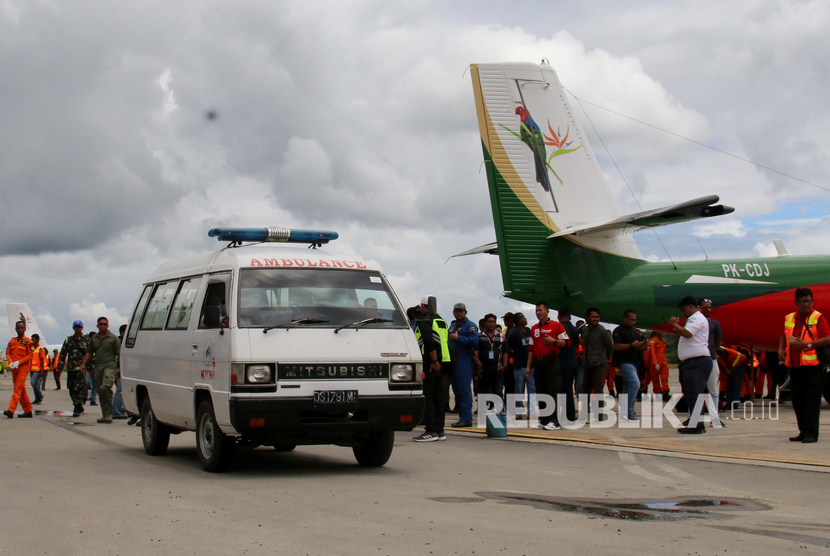 Mobil ambulanS membawa jenazah korban kecelakaan pesawat Carpediem Air setibanya di Bandara Mozes Kilangin, Timika, Papua, Rabu (25/9/2019). 