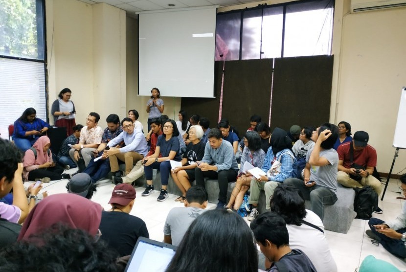 Perwakilan masyarakat sipil dan mahasiswa memberikan keterangan pascaaksi mahasiswa 24 September di Kantor LBH, Menteng, Jakarta Pusat, Rabu (25/9). Mahasiswa menegaskan aksi pada Selasa tersebut tidak ditunggangi oknum manapun.