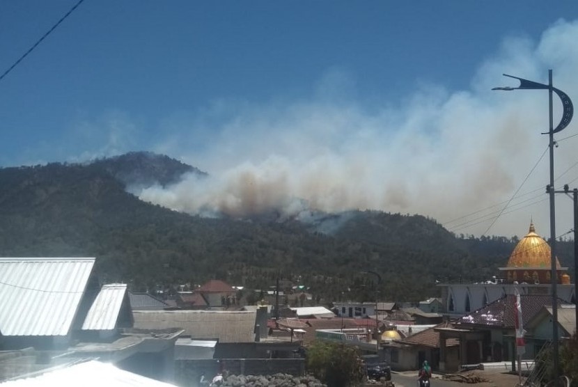 Kebakaran di jalur pendakian Gunung Semeru terus meluas.
