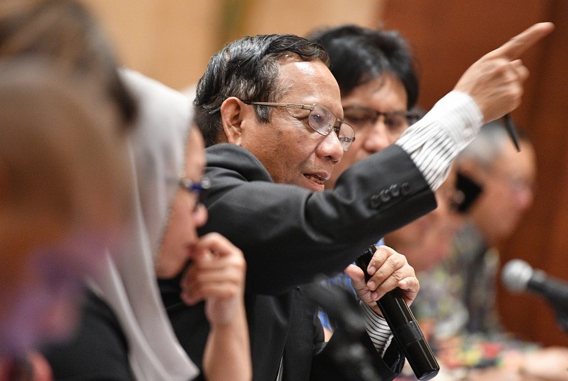 Ketua Umum Gerakan Suluh Kebangsaan Mahfud MD menyampaikan konferensi pers Membaca Indonesia Tahun 2024 di Jakarta, Rabu (25/9/2019).