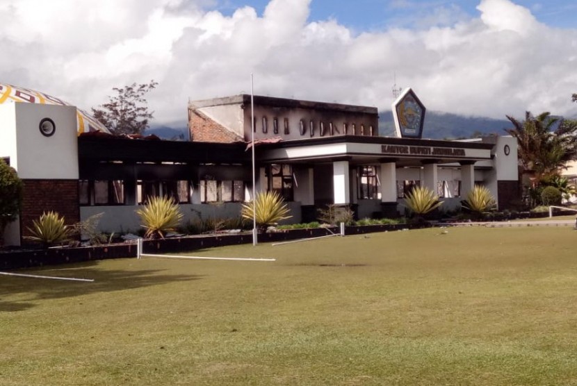 Suasana Kantor Bupati Jayawijaya yang dibakar massa di Wamena, Jayawijaya, Papua, Rabu (25/9/2019).