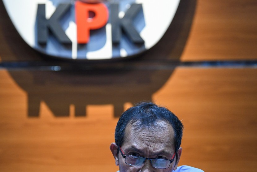 Wakil Ketua KPK Saut Situmorang memberikan keterangan pers mengenai pengembangan perkara dugaan suap proyek Sistem Penyediaan Air Minum (SPAM) di Kementerian Pekerjaan Umum dan Perumahan Rakyat (PUPR) tahun anggaran 2017-2018 di gedung KPK, Jakarta, Rabu (25/9/2019).