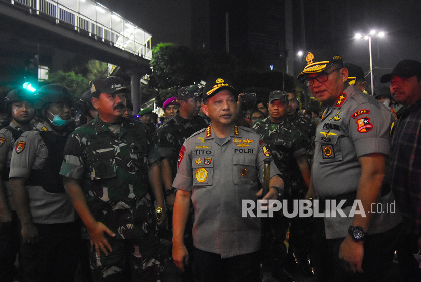 Panglima TNI Marsekal TNI Hadi Tjahjanto (kedua kiri) bersama Kapolri Jenderal Pol Tito Karnavian (kedua kanan) meninjau lokasi kericuhan aksi massa di perempatan Slipi, Jakarta, Kamis (26/9/2019).