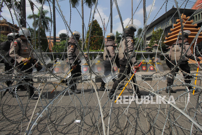 Polisi mengamankan aksi unjuk rasa berbagai elemen mahasiswa di depan Gedung DPRD Jawa Timur Jalan Indrapura, Surabaya, Jawa Timur, Kamis (26/9/2019).