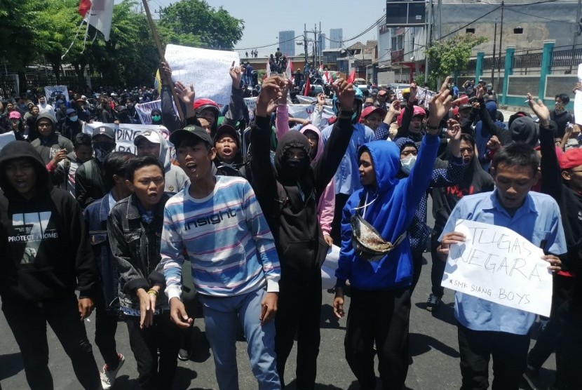 Ratusan pelajar SMK di Surabaya turut mengikuti aksi bersama gabungan Badan Eksekutif Mahasiswa (BEM) se-Surabaya di gedung DPRD Jatim, Jalan Indrapura, Surabaya, Kamis (26/9).
