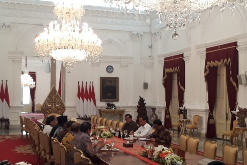 Presiden Jokowi melakukan pertemuan dengan sejumlah tokoh agama di Istana Merdeka, Jakarta, Kamis (26/9). 