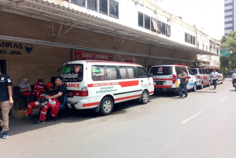 Delapan mobil ambulans terparkir di Mapolda Metro Jaya, Kamis (26/9).