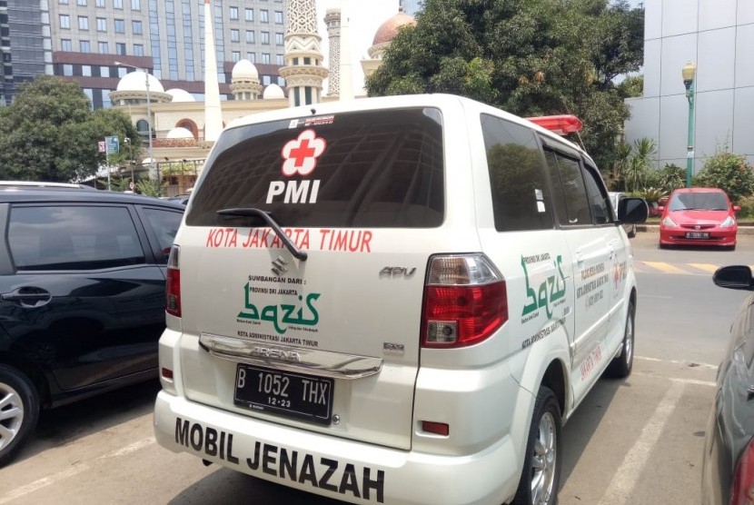 Delapan mobil ambulans terparkir di Mapolda Metro Jaya, Kamis (26/9)