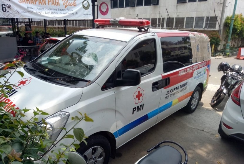Delapan mobil ambulans terparkir di Mapolda Metro Jaya, Kamis (26/9)