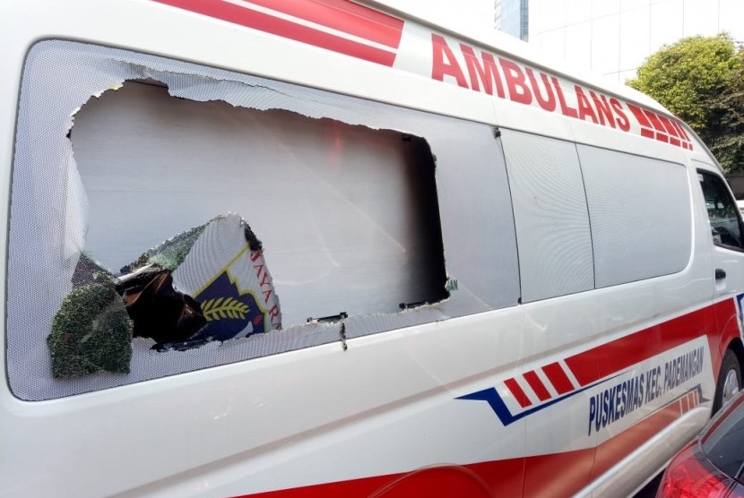 Delapan mobil ambulans terparkir di Mapolda Metro Jaya, Kamis (26/9)