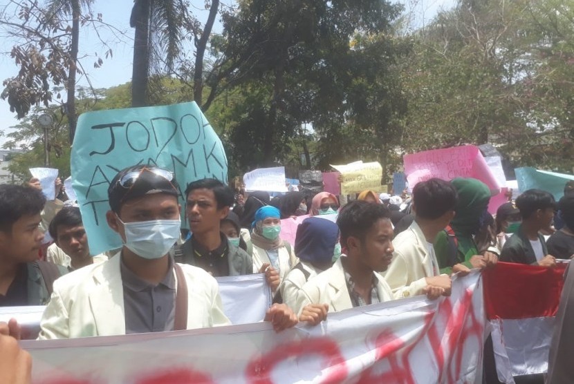 Ratusan mahasiswa di beberapa perguruan tinggi di Kota Cimahi melakukan aksi demo di depan kantor DPRD Kota Cimahi. Mereka menuntut perubahan dalam pasal-pasal RUU KUHP, Kamis (26/9). F