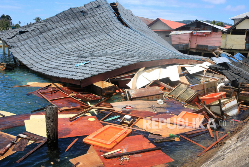 Suasana bangunan Pasar Apung Desa Tulehu yang roboh akibat gempa bumi di Ambon, Maluku, Kamis (26/9/2019).