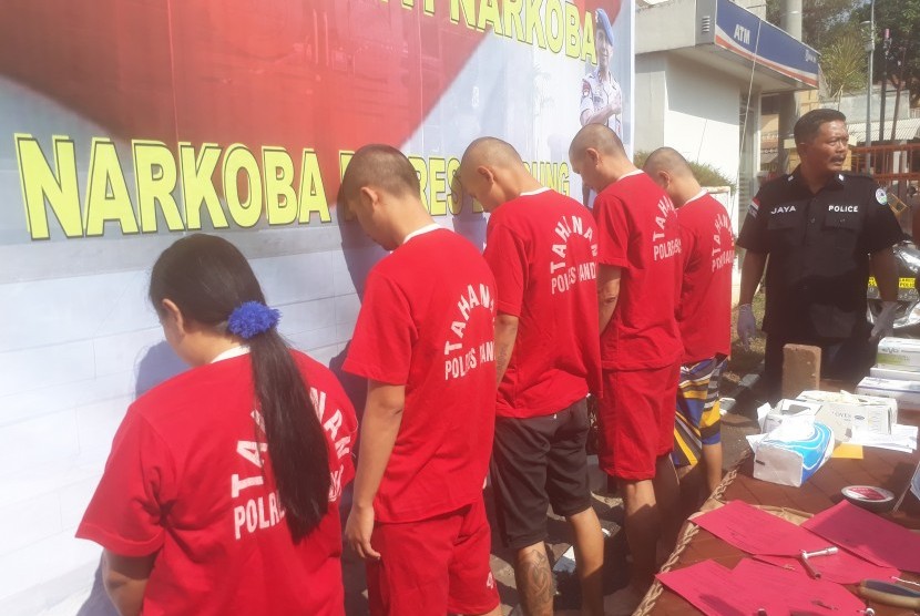 Jajaran Satres Narkoba Polres Bandung berhasil meringkus pengedar narkoba  jenis sabu dan ganja yang merupakan jaringan dari lapas Jelekong,  Baleendah, Kabupaten Bandung dan Kebonwaru, Bandung. (Ilustrasi)