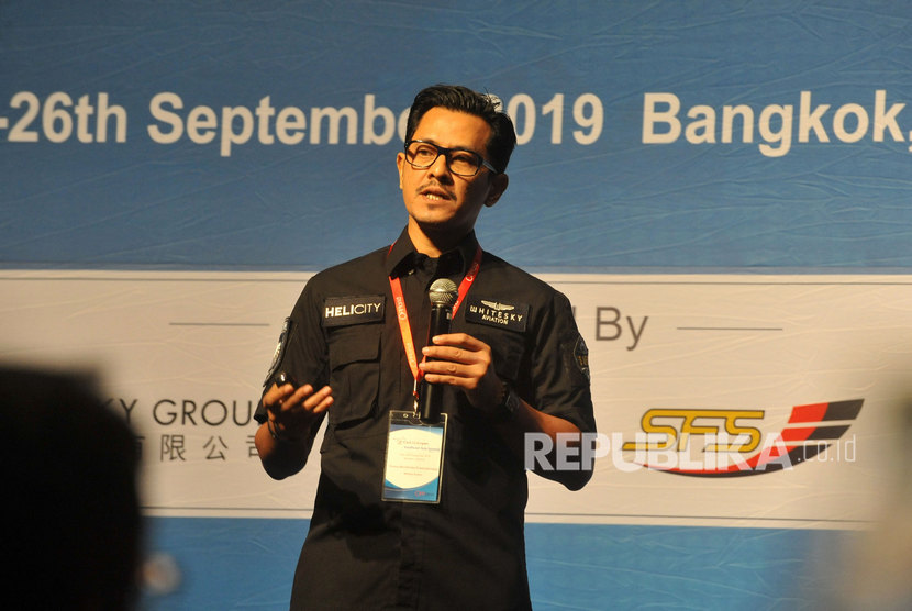 CEO Whitesky Aviation Denon B. Prawiraatmadja menyampaikan presentasi tentang potensi dan pertumbuhan pasar helikopter di Indonesia pada 4th Civil Helicopter Southeast Asia Summit, di Bangkok, Thailand, Kamis (26/9/2019). 