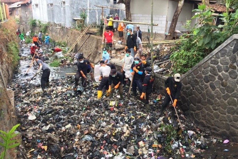 Jelang Pancaroba, BNPB Imbau Warga Bersihkan Saluran Air