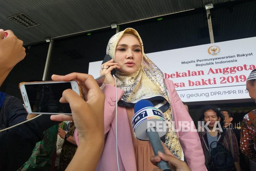 Anggota DPR RI terpilih 2019-2024 Mulan Jameela usai mengikuti pembekalan anggota DPR/MPR terpilih di Kompleks Parlemen Senayan, Jakarta Pusat, Ahad (29/9).
