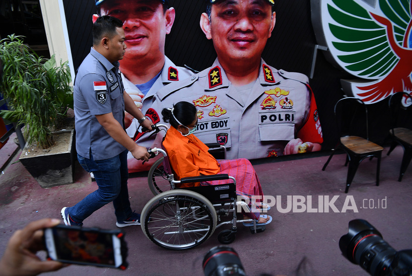 Tersangka kasus narkotika yang juga anak aktivis Sri Bintang Pamungkas, Lea (kedua kanan) dan tersangka FA (kanan) dihadirkan dalam rilis kasus di Polda Metro Jaya, Jakarta, Ahad (29/9/2019).