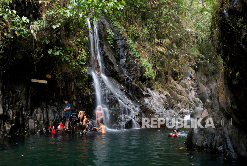 Sejumlah pengunjung bermain air di Wisata Black Canyon, Petungkriyono, Kabupaten Pekalongan, Jawa Tengah, Ahad (29/9/2019).
