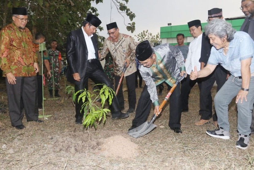 Ketua Umum Ikatan Cendekiawan Muslim Indonesia (ICMI), Prof. Jimly Asshiddiqie bersama Sam Bimbo dan pimpinan perguruan tinggi La Tansa Mashiro sedang menanam pohon secara simbolis di areal gedung.  