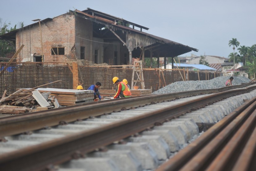 Perbaikan rel kereta api dan peron di kawasan Stasiun Pulau Air, Padang