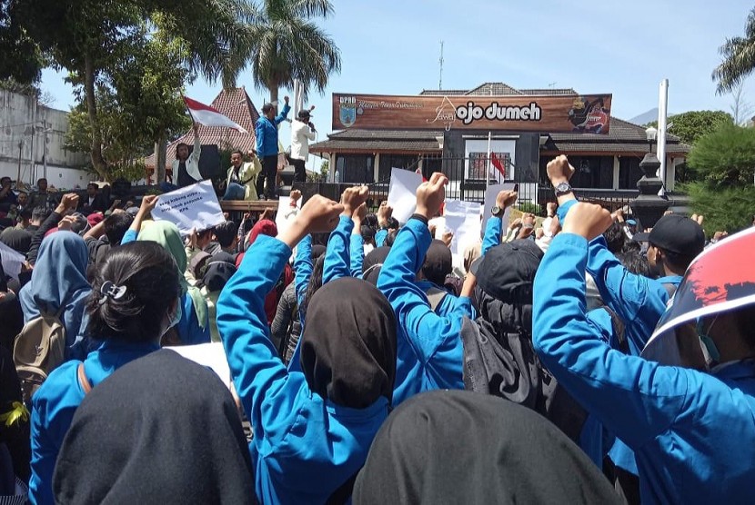 Massa mahasiswa Aliansi Salatiga Bergerak saat menggelar aksi di depan gedung DPRD Kota Salatiga, Senin (30/9).